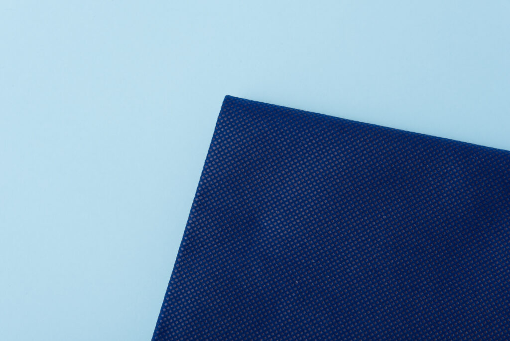 PPスパンボンド不織布製使い捨てテーブルクロスとりぼん　ダークブルー　サイズ展開は100cm角、150cm角、100cm×100M、150cm×100Mの4規格